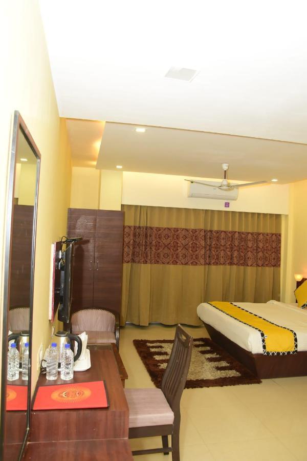 Hotel Shiv International Bhachau Esterno foto