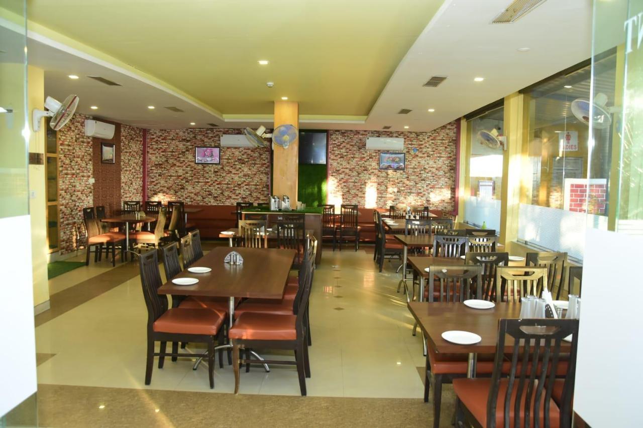 Hotel Shiv International Bhachau Esterno foto