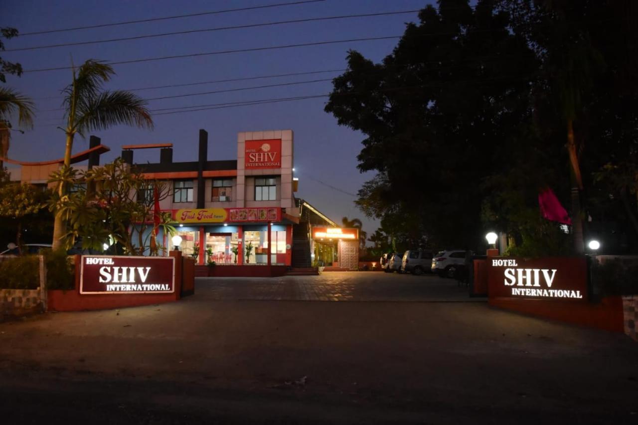 Hotel Shiv International Bhachau Esterno foto
