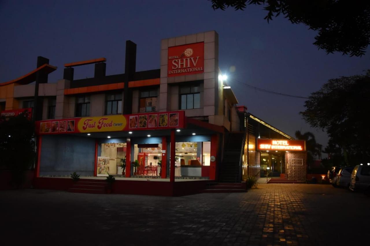 Hotel Shiv International Bhachau Esterno foto