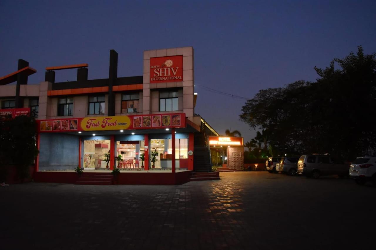 Hotel Shiv International Bhachau Esterno foto