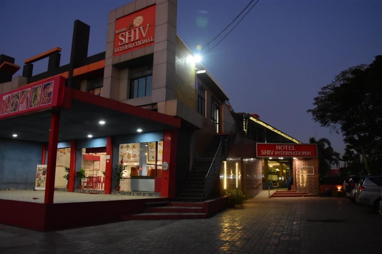 Hotel Shiv International Bhachau Esterno foto