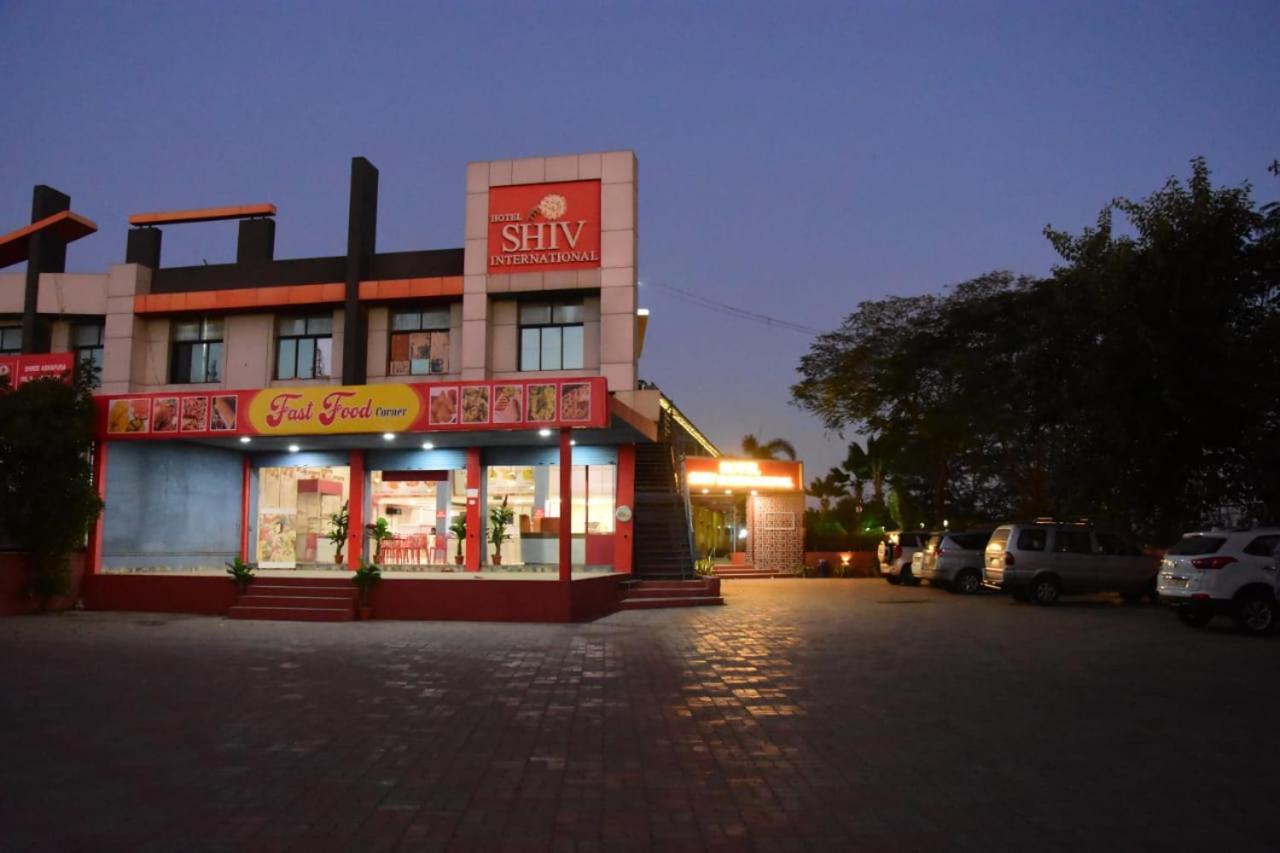 Hotel Shiv International Bhachau Esterno foto
