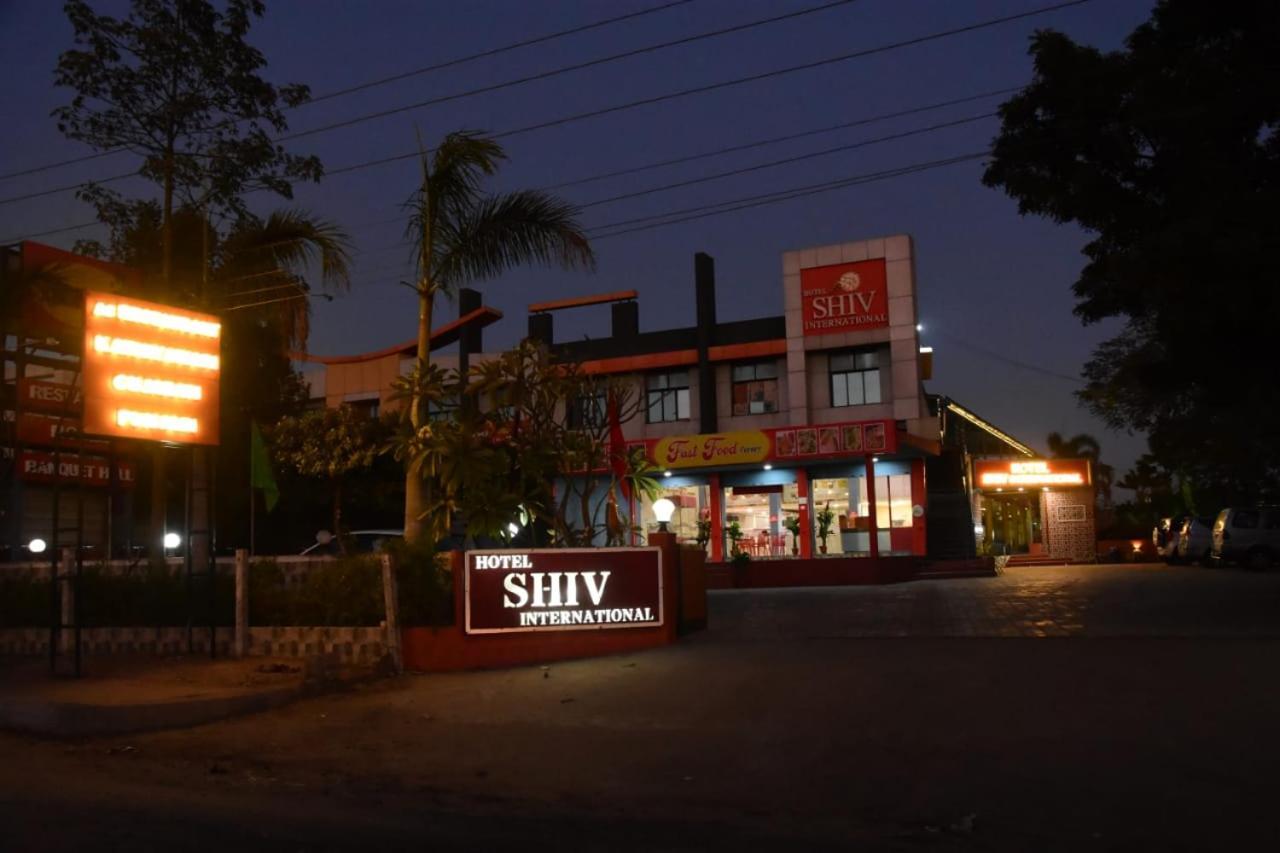 Hotel Shiv International Bhachau Esterno foto